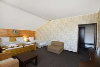 Отель Spa Hotel Select - Halfboard Велинград Трехместный номер с балконом-1